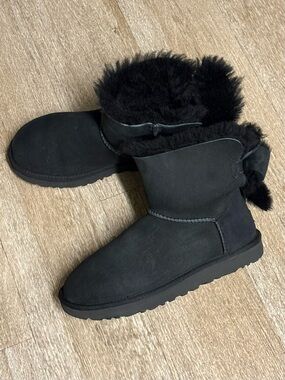 UGG WOMENS MINI BAILEY BOW II BOOTS SIZE 8